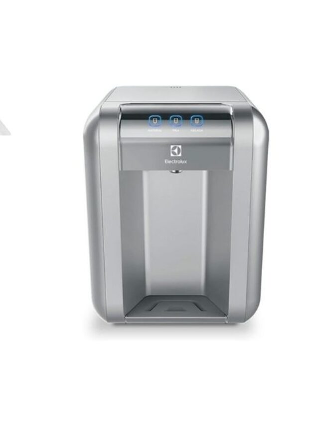 Três modelos de purificador de água em um fundo branco, mostrando diferentes designs e tamanhos para escolha ideal.