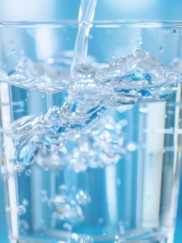 Copo transparente sendo preenchido com água limpa e cristalina.