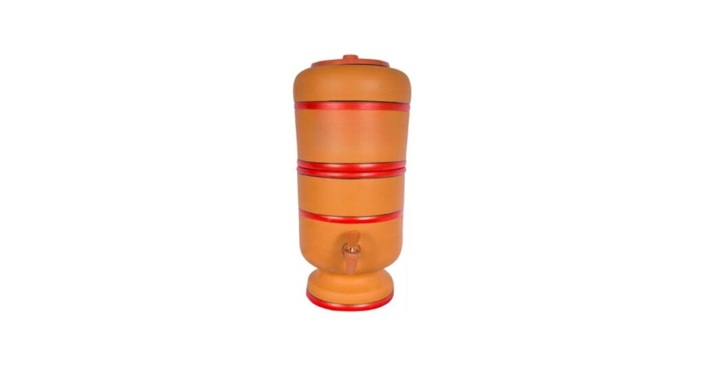 Filtro de barro moderno em cerâmica, com design clássico e vela filtrante, sobre fundo branco.