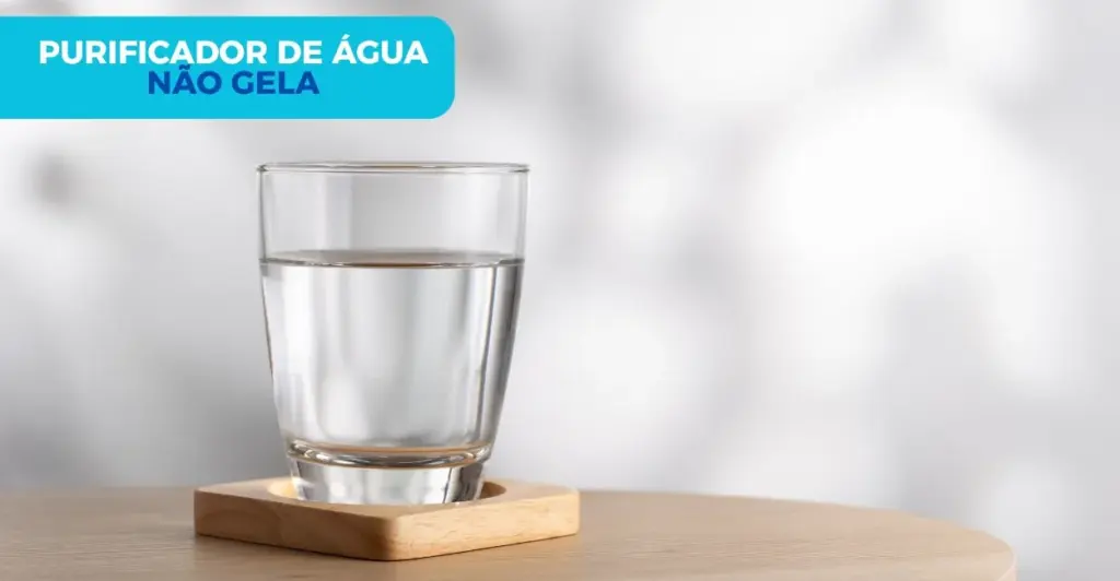Copo de água transparente sobre uma mesa, sem gelo e sem estar gelada, ilustrando um purificador de água que não está resfriando corretamente.