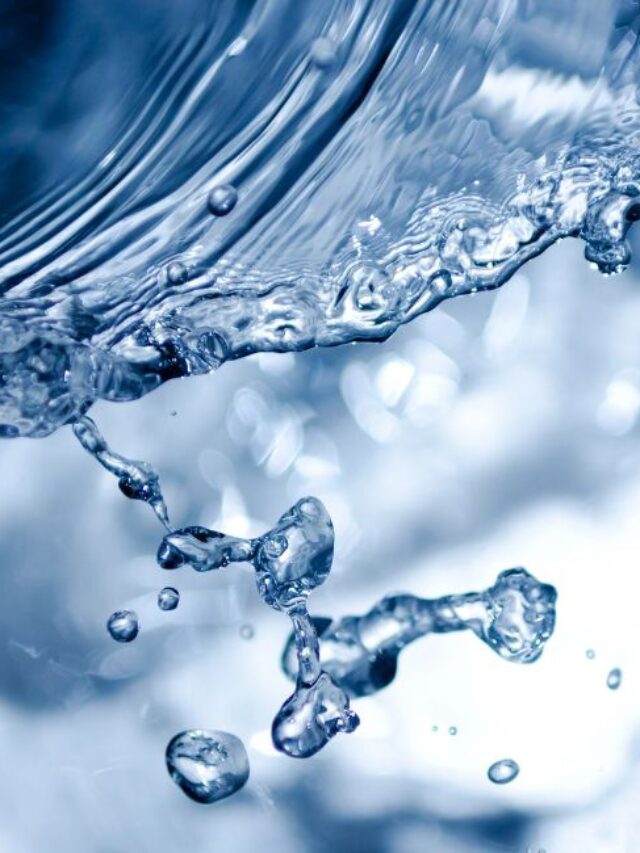 Água alcalina ionizada se movimentando dentro de um recipiente transparente, com bolhas e reflexos de luz destacando sua pureza e vitalidade.