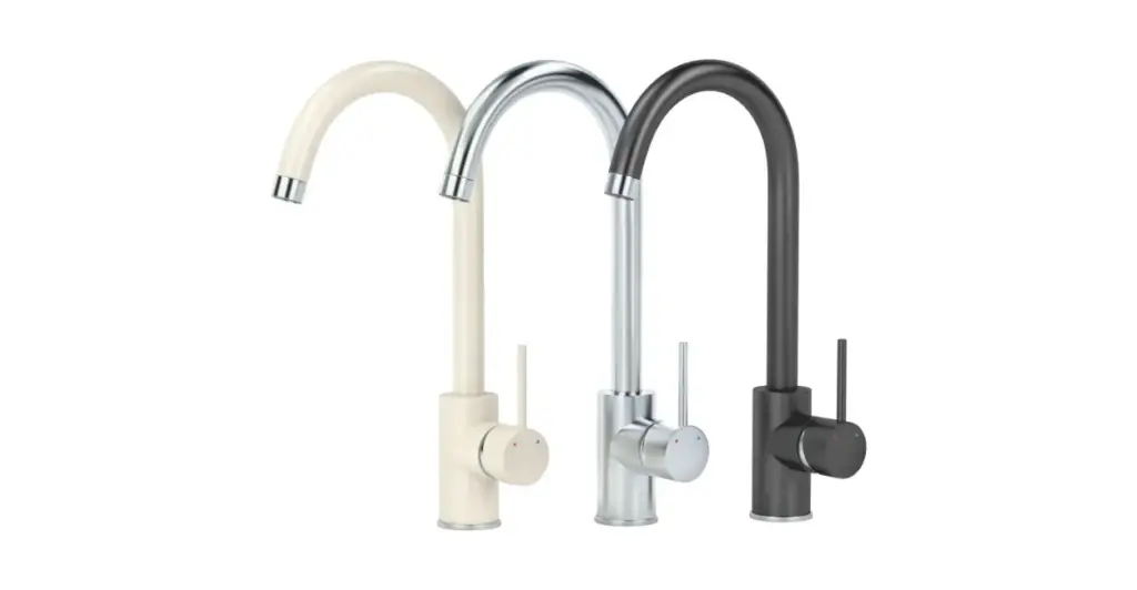 Três torneiras elétricas para cozinha sobre fundo branco: modelo branco de parede, versão preta de bancada e opção cromada, mostrando diferenças de design e instalação.