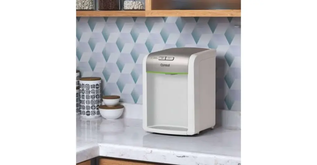 Purificador de Água Consul CPB34AS instalado em uma cozinha moderna, com design compacto e conexão direta à torneira.