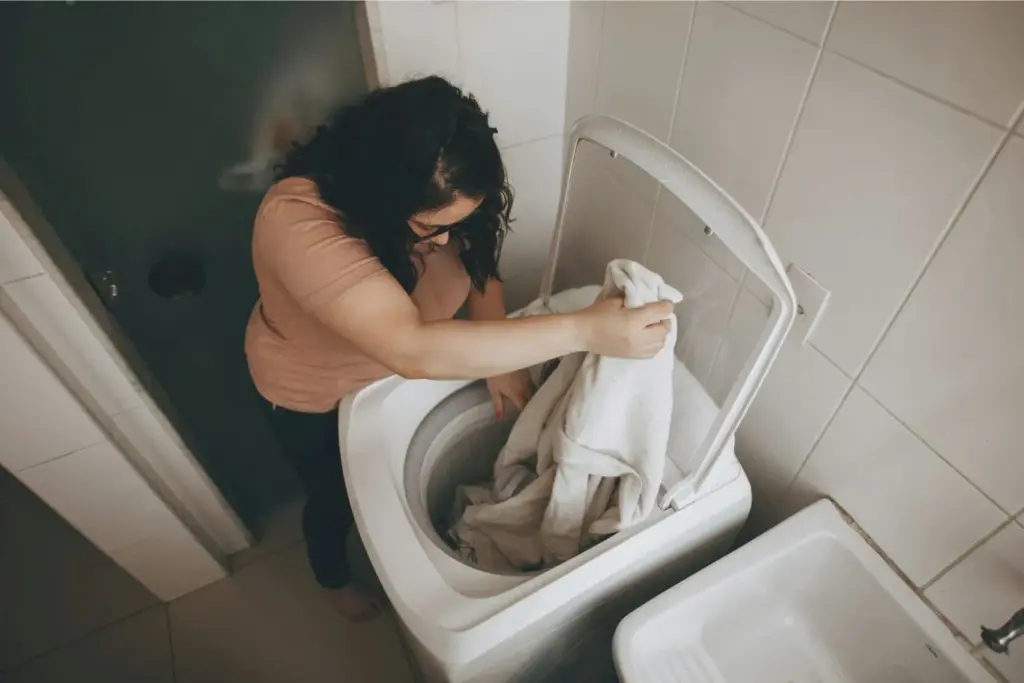 Preparando a máquina de lavar para limpeza: remova as roupas antes de higienizar