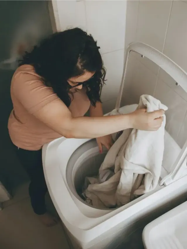 Preparando a máquina de lavar para limpeza: remova as roupas antes de higienizar