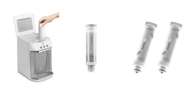 Purificador de água Electrolux posicionado ao lado de três unidades do refil original Acqua Clean em embalagem branca e azul, prontos para a substituição de 12 meses