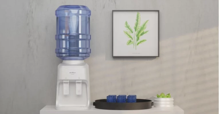 Bebedouro de água gelada de coluna e de mesa com copo de água, representando o melhor custo-benefício.